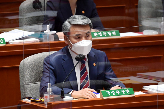 이종섭 국방부 장관이 20일 서울 여의도 국회에서 열린 예산결산특별위원회에서 의원들의 질의에 답변하고 있다. 국회사진기자단=연합뉴스.